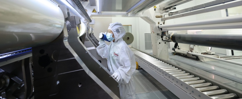 技術(shù)攻堅(jiān)結(jié)碩果！合肥樂凱成功下線超寬幅超薄高端光學(xué)聚酯薄膜